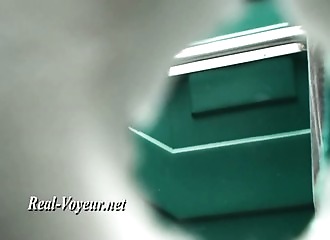 Voyeurisme malsain aux chiottes