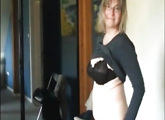 Ma femme fait un strip et se masturbe