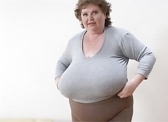 Les énormes mamelles d'une mamie à découvrir