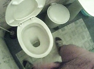 Il se fait jouir aux chiottes