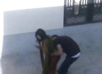 Ce voyeur repéré par ce couple baisant dehors