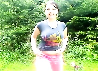 Strip amateur dans un coin de nature