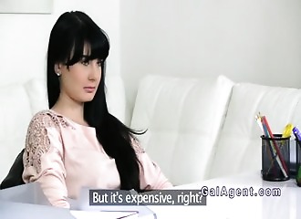 La candidate brune plantureuse excite la casteuse blonde