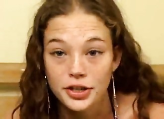 Yeux bandés pour lui tailler une pipe interraciale