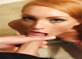 Sa petite amie rousse suce et avale