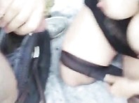 Femme offerte suce un inconnu