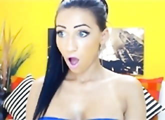 Elle est étonnée de voir une aussi grosse queue!