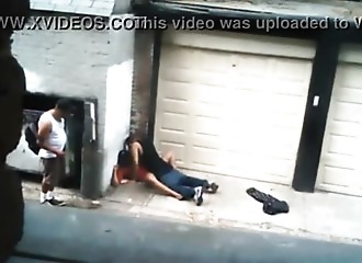 Une vraie pute ivre niquée sur le trottoir