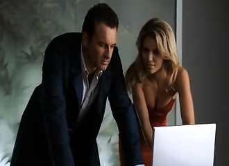 Une femme désirable fait craquer un homme