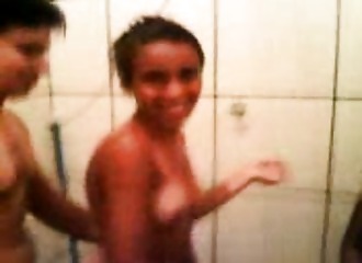 Douche à trois et sexe debout