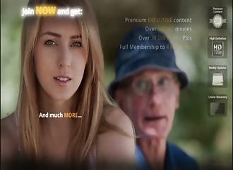 Un papy baise une beauté près d'une tente