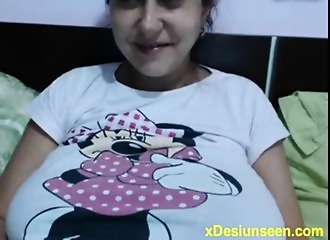 Ses énormes nibards naturels tripotés en cam