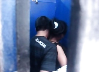 Chopée debout comme une grosse pute