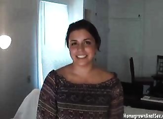 Fellation et baise anale avec une brunette