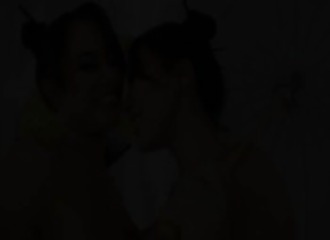 2 asiatiques se partagent un grosse queue black