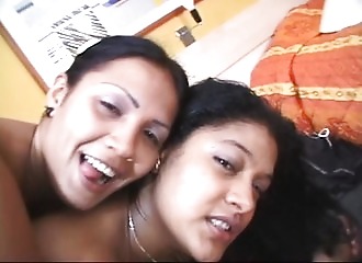 Deux cousines des îles niquent en trio