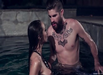 Plan cul avec une sirène dans la piscine