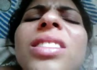 Toute gémissante lors d'une baise pov