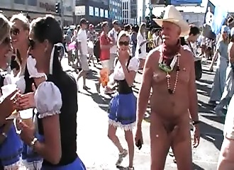 Un vieux à poil dans la foule bande