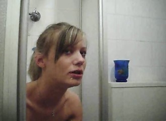 Gorge profonde assise et tête à l'envers