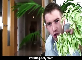 Epiée alors qu'elle cuisine en dessous sexy