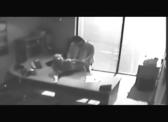 Une sécrétaire surprise à baiser au boulot