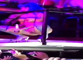 Stripteaseuse se gode avec une bouteille