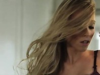 Blonde hollandaise en lingerie