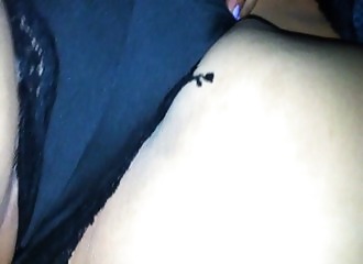 Sa moule velue frottée par un doigt vicieux