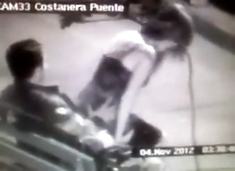 Une caméra de surveillance surprend un couple fantasque