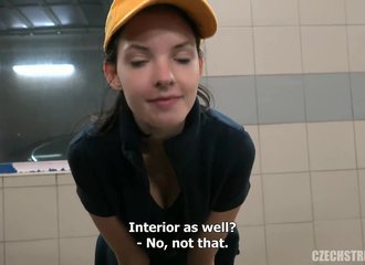 Éclat des ruelles tchèques - charme du lavage auto