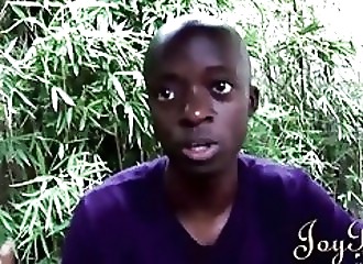 Blonde prend son pied avec une grosse queue black