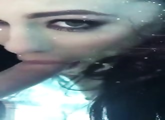 Bonasse à poil dans la piscine