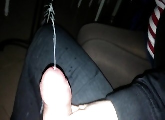 Branlette sous la table d'un bar