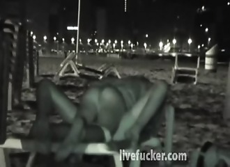 Baises sur la plage et bains de minuit