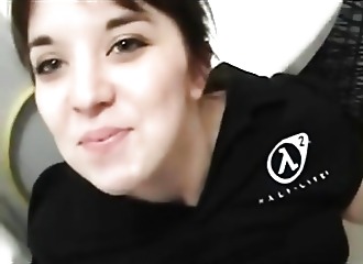 Un collègue de travail suce et avale