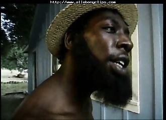 La bonne blonde invitée à un trio interracial