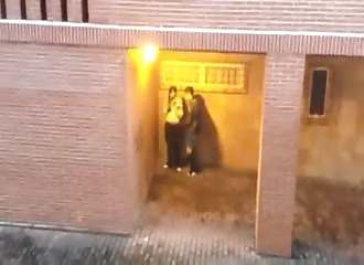 Voyeurisme et levrette sous un porche