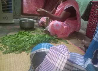 Une indienne en télétravail s'amuse avec ses formes