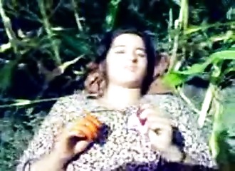 Baisée discrètement dans un champ