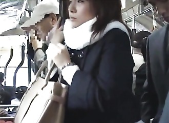 Japonaise dans un bus dangeureux