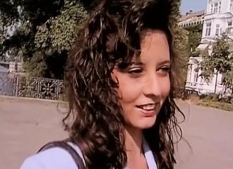 Une allure sexy d'Allemande se donne en spectacle en se caressant devant la caméra