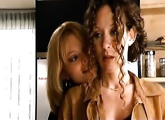 Pratiques lesbiennes nues dans la piscine