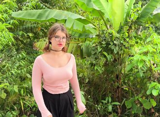 Une nymphomane égarée succombe à la tentation avec un inconnu