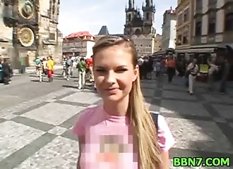 Dans des chiottes pour du sexe improvisé