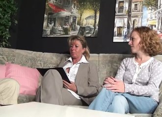 Film érotique avec des scènes de plaisir lesbien et de trio torrides