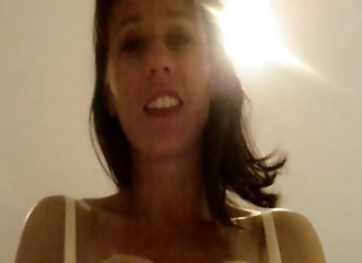 Caresses sexy pour cette brune en lingerie sexy