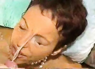 Ces suceuses récupèrent du foutre lèvres ouvertes