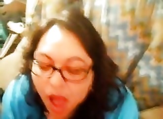 Gorge profonde et éjac pour une femme ronde