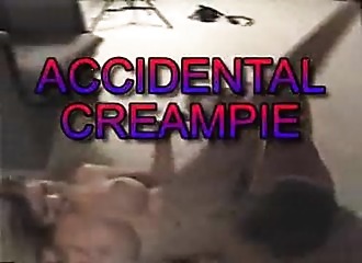 Sa chatte piercée emboutie à fond par terre